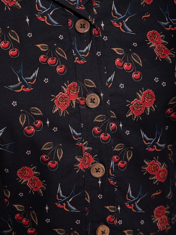 Queen Kerosin Bluse 'Cherries & Roses'‌‌ in Schwarz