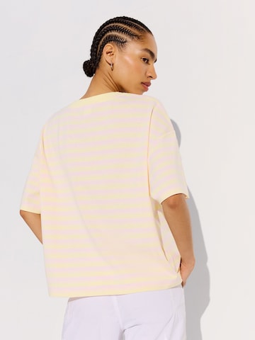 T-shirt Bershka en jaune