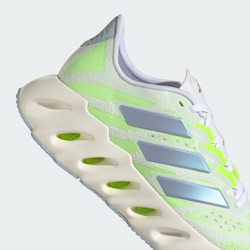 Chaussure de course 'Switch Fwd ' ADIDAS PERFORMANCE en blanc