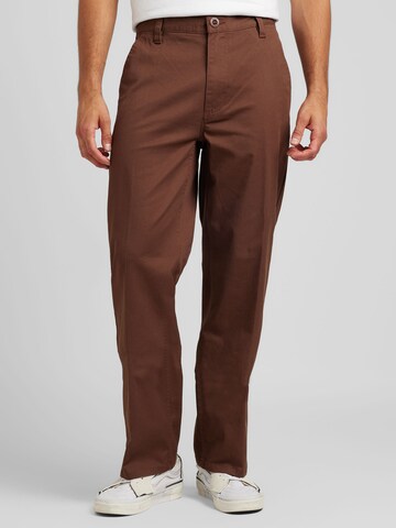Brixton Loosefit Chino kalhoty 'CHOICE' – hnědá: přední strana