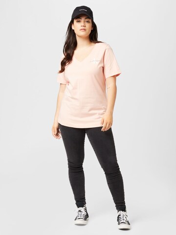 Calvin Klein Jeans Curve T-Shirt in Pink