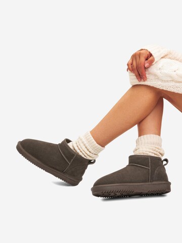 Dream Pairs Boots in Grey