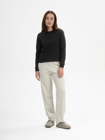 Tricou 'AASTHA' de la MELA pe negru