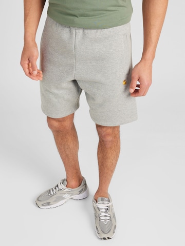 Carhartt WIP Regular Панталон 'Chase' в сиво: отпред
