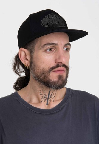 LOGOSHIRT Pet 'DC Batman Logo' in Zwart: voorkant