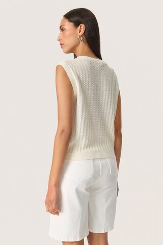 SOAKED IN LUXURY Gebreide bodywarmer 'Susanna' in Wit
