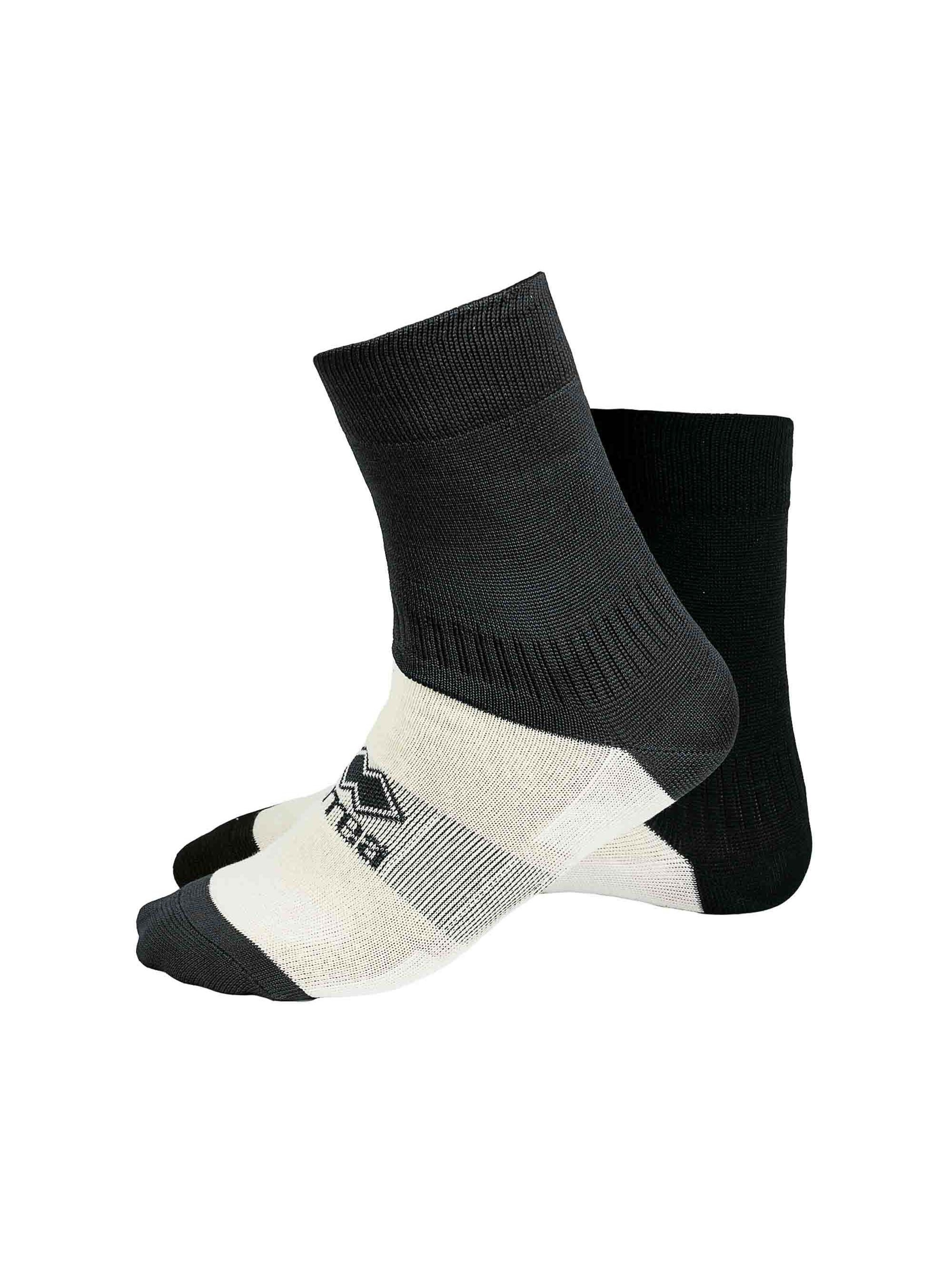 Chaussettes de sport Errea en noir : devant