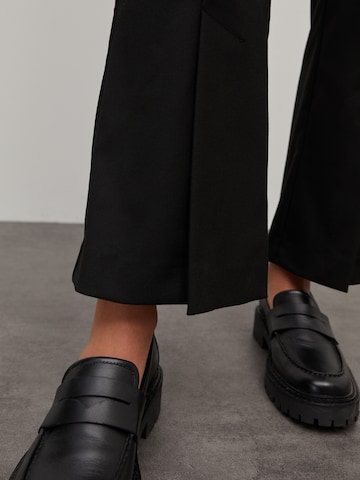 EDITED Flared Trousers 'Emery' in Black