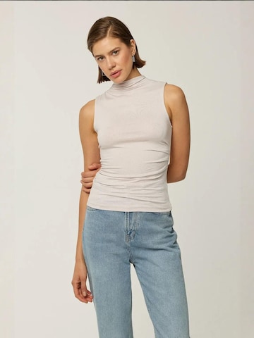Hiccup Top in White