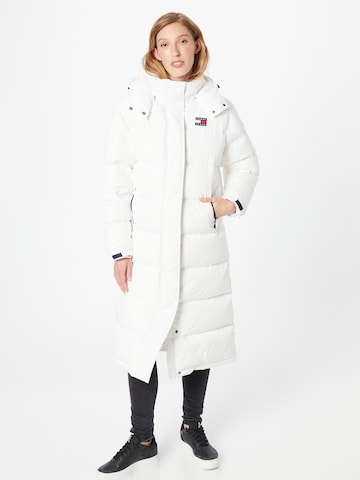 Tommy Jeans Χειμερινό παλτό 'Alaska' σε λευκό: μπροστά