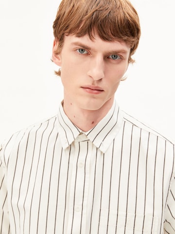 T-Shirt ARMEDANGELS en beige : devant