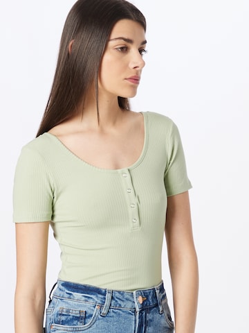 PIECES T-shirt 'Kitte' i grön: framsida