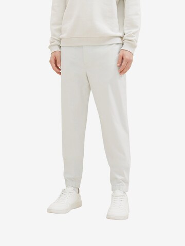 TOM TAILOR DENIM Tapered Trousers in White: front