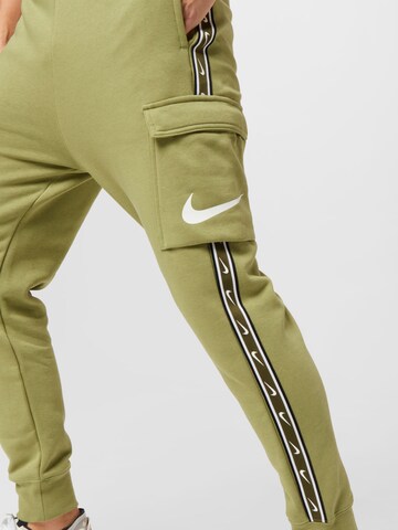 Tapered Pantaloni cargo di Nike Sportswear in verde