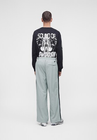 Nike Sportswear Szeroka nogawka Spodnie 'Club' w kolorze szary
