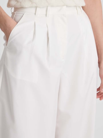 GUIDO MARIA KRETSCHMER FOR BRIDGERTON Wide Leg Bukser med lægfolder 'Kate' i hvid