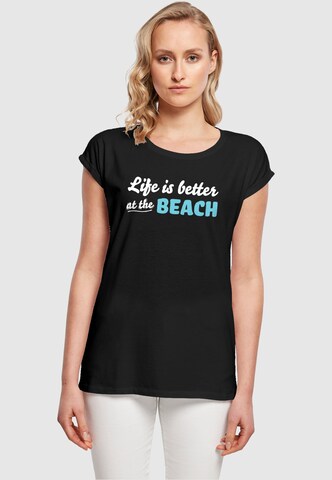 Merchcode T-Shirt 'Summer - Life is Better at the Beach' in Schwarz: Vorderseite
