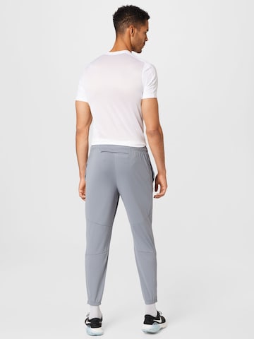 NIKETapered Sportske hlače - siva boja
