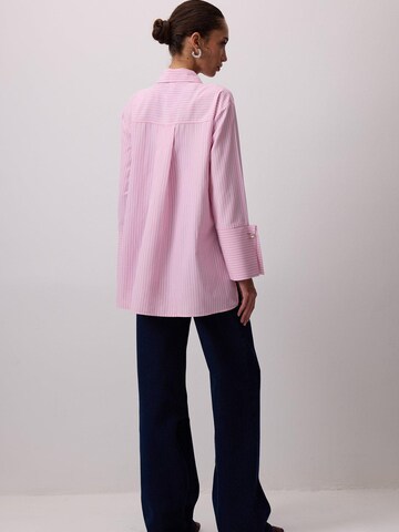 T-shirt 'Striped Shirt With Wide Cuffs' Touché Privé en rose