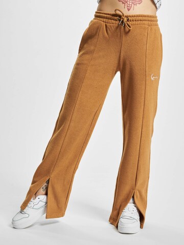 Karl Kani Loose fit Pants in Brown: front