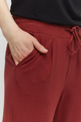 Tapered Pantaloni con pieghe 'Pandina' di b.young in rosso