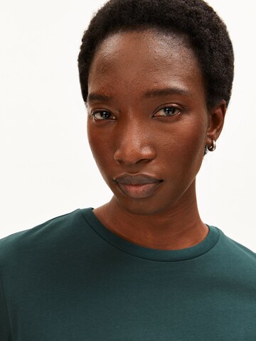 T-shirt ARMEDANGELS en bleu : devant