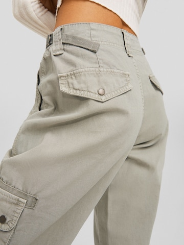 Bershka Loose fit Cargo trousers in Beige