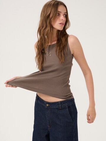My Essential Wardrobe Top in Bruin: voorkant