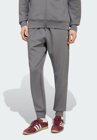 ADIDAS ORIGINALS - Tapered Pantalón 'Trefoil Essentials' en gris: frente