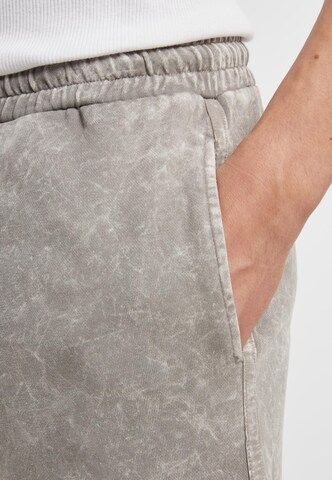 regular Pantaloni di Urban Classics in grigio