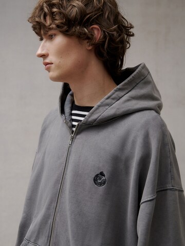 THE ELECTRIC STATE COLLECTION - Sudadera con cremallera en gris