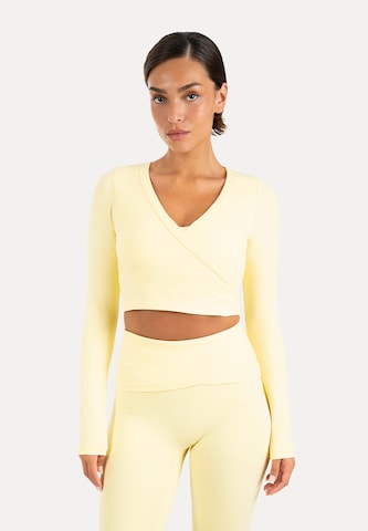 T-shirt 'Niora' Smilodox en jaune : devant
