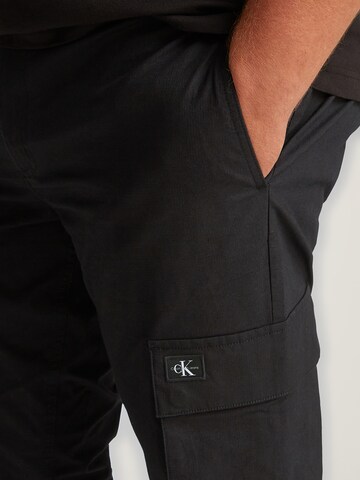 Calvin Klein Jeans Plus Tapered Cargohose in Schwarz