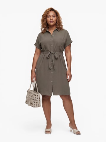 Abito camicia 'CARMetta' di ONLY Carmakoma in marrone: frontale