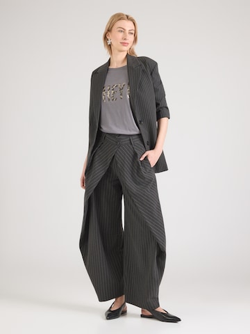 Tricou 'Amanda' de la ABOUT YOU pe gri