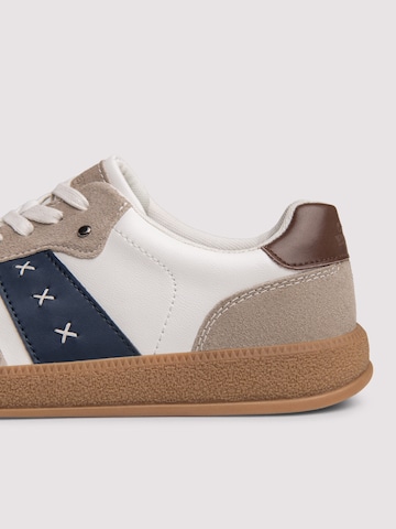 Pantofi de la Ombre pe alb