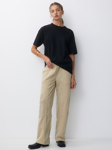 Pull&Bear Loose fit Cargo trousers in Beige: front