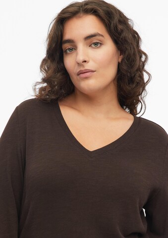 T-shirt s.Oliver CURVE en marron : devant
