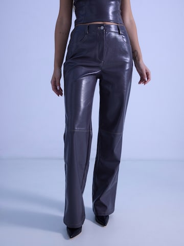 ABOUT YOU x irinassw Regular Pants in Grey: front