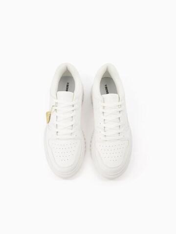 Sneaker bassa di Bershka in bianco