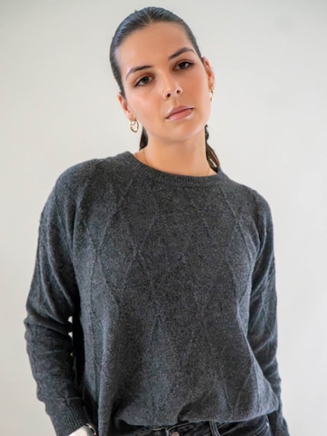 WEARABLE STORIES Pullover 'Manou' in Grau