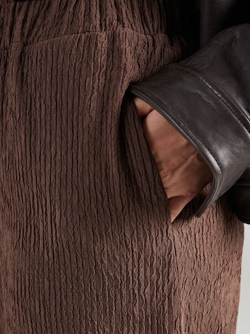 Wide leg Pantaloni 'CARREINA' de la ONLY Carmakoma pe maro