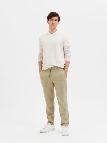 Coupe slim Pantalon chino 'SLHBrody' SELECTED HOMME en vert