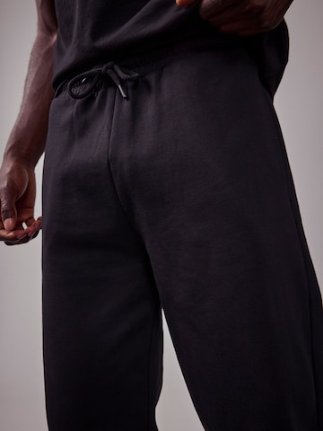 DAN FOX APPAREL - Tapered Pantalón 'The Essential' en negro