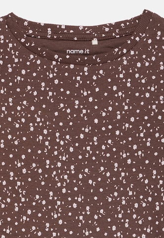 NAME IT - Camiseta en marrón