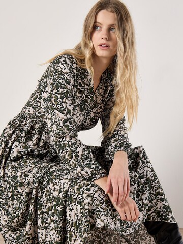 Robe 'Camo' Apricot en gris
