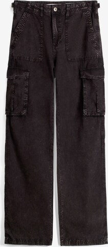 Bershka Regular Cargo trousers in Black: front