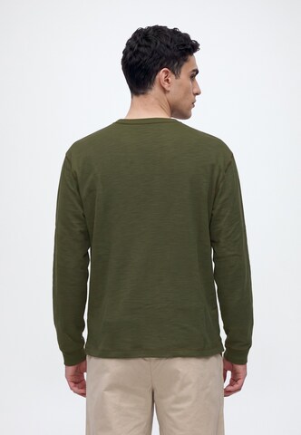 GAP - Camisa em verde: atrás