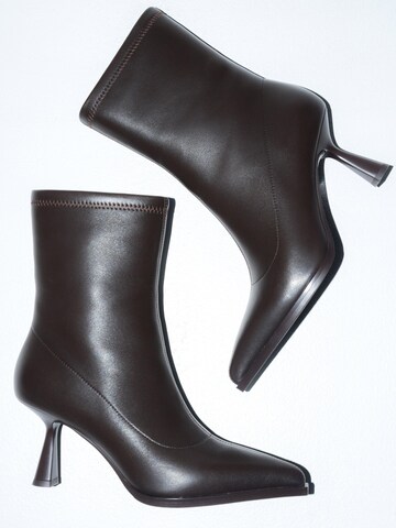 Estro Booties '526-756' in Brown
