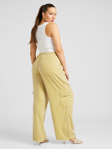 Wide leg Pantaloni cargo 'LEILANI' di Noisy May Curve in giallo